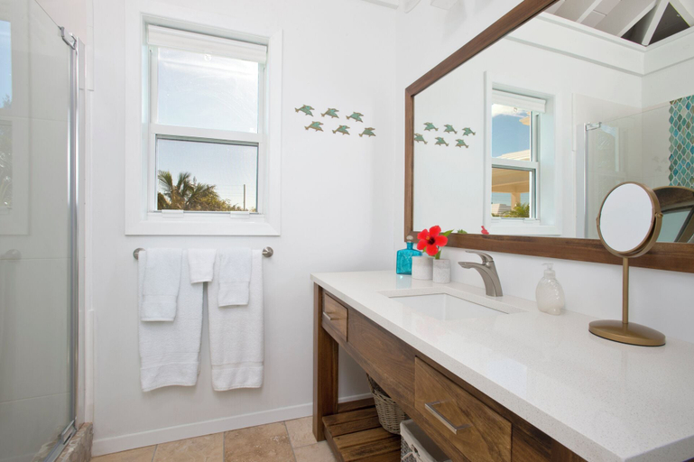 Bathroom 5, Touch Of Class Cottage: Beachfront Oasis