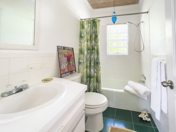 Bathroom 3, Oceanfront Oasis: Luxury Home With Sunset Views