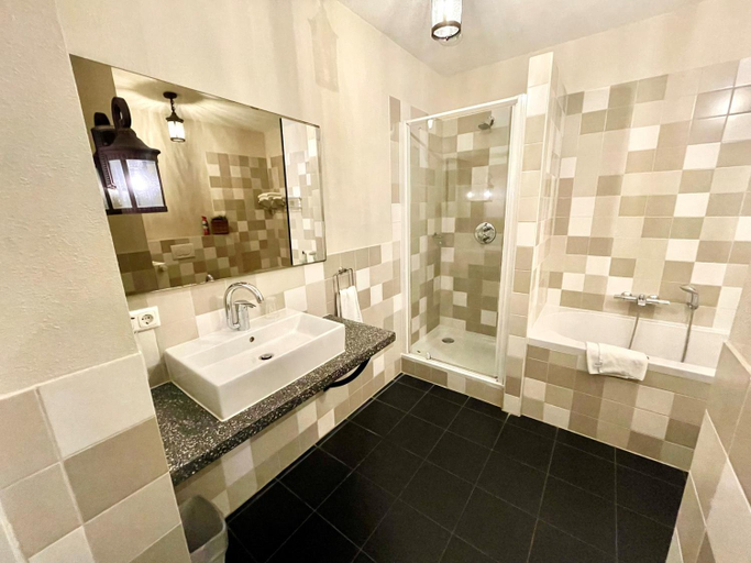 Bathroom 3, Hotel & Restaurant - Auberge De Hilver, Hilvarenbeek