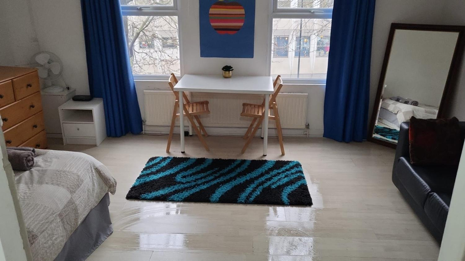 Others 4, Family room with shared kitchen and bathroom in Angel zone 1, London