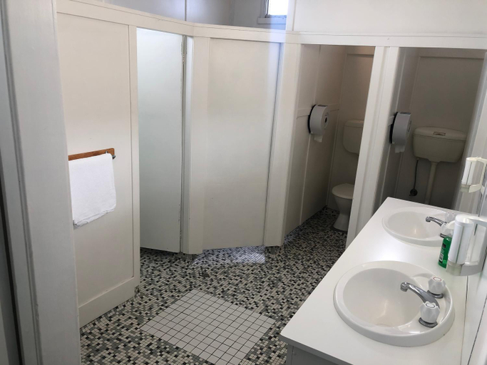 Bathroom 2, Happy Backpacker, Central Coast - Pt A