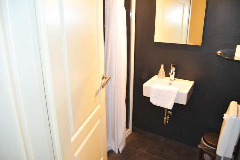 Bathroom 5, St Pauli Lodge, Hamburg