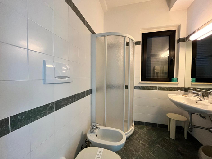 Bathroom 3, Hotel La Goletta, Milano