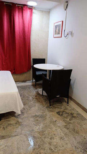 Others 4, Hostal Estudios, Barcelona