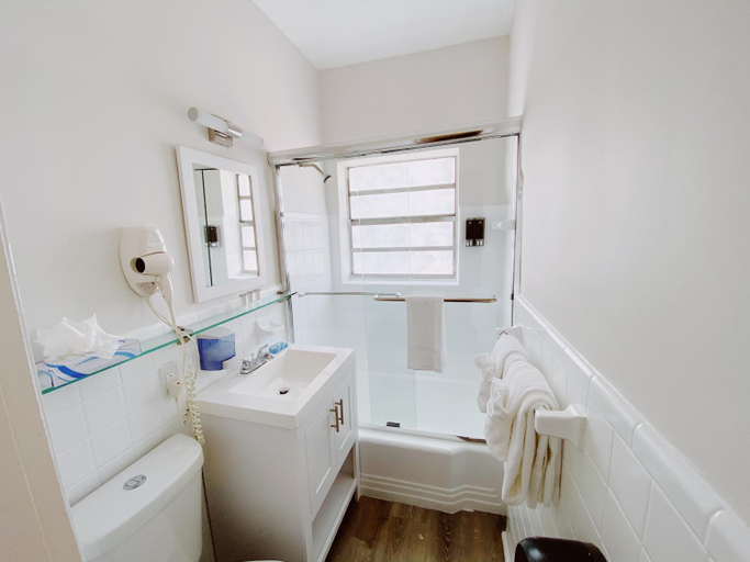 Bathroom 3, Miami International by Lowkl, Miami-Dade