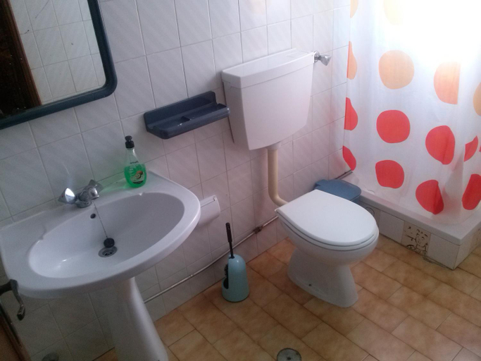 Bathroom 2, ztiR, Olhão