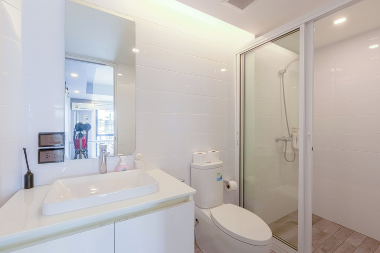Bathroom 4, Quite Grove Hotel, Bang Rak