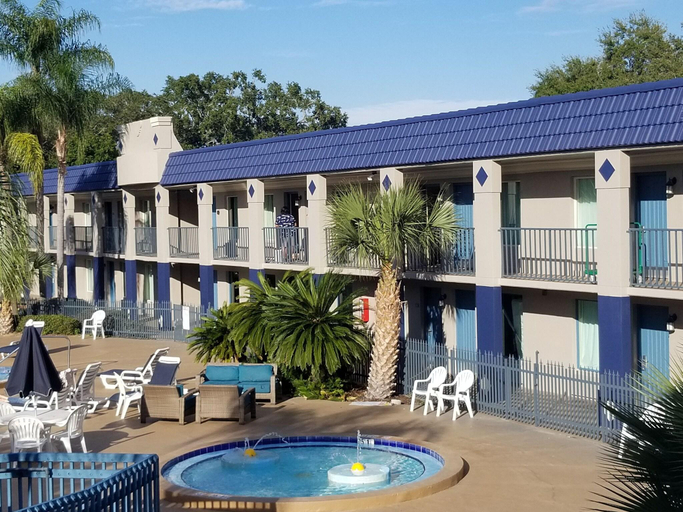 Exterior & Views 2, Clarion Inn & Suites Central Clearwater Beach, Pinellas