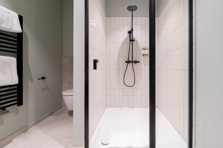 Bathroom 10