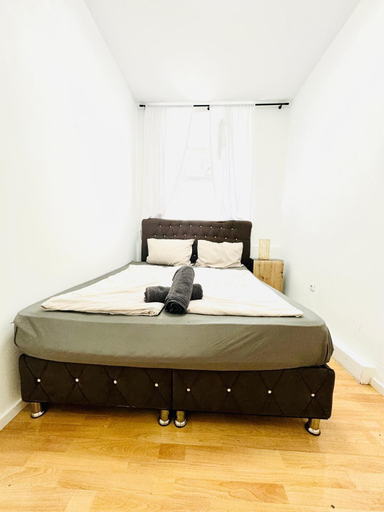 Bedroom 2, 10 Economy Rooms-Shared Bath & Kitchen, Wien