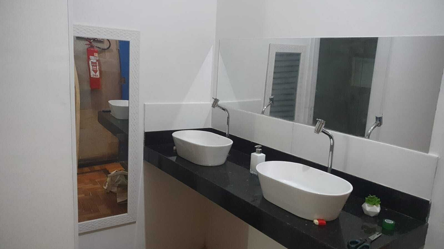 Bathroom 4, Maracanã Hostel Sport Bar, Rio de Janeiro