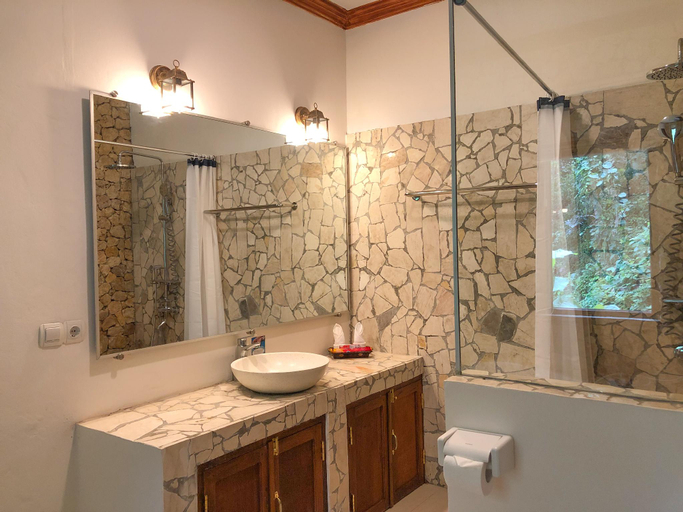 Bathroom 13