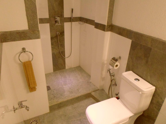 Bathroom 3, Nilas Guesthouse, Hikkaduwa