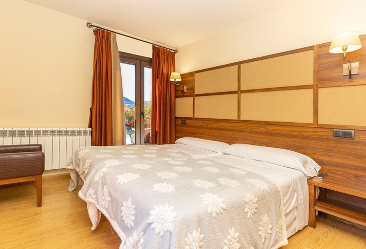 Bedroom 2, Hotel Solana, Huesca