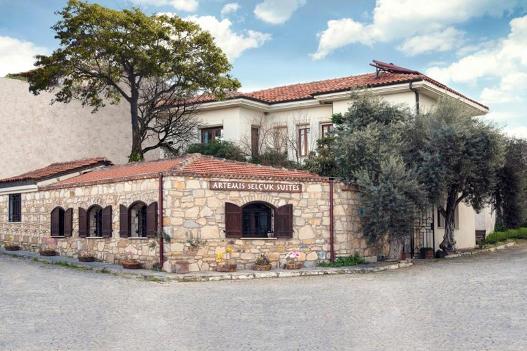 Exterior & Views