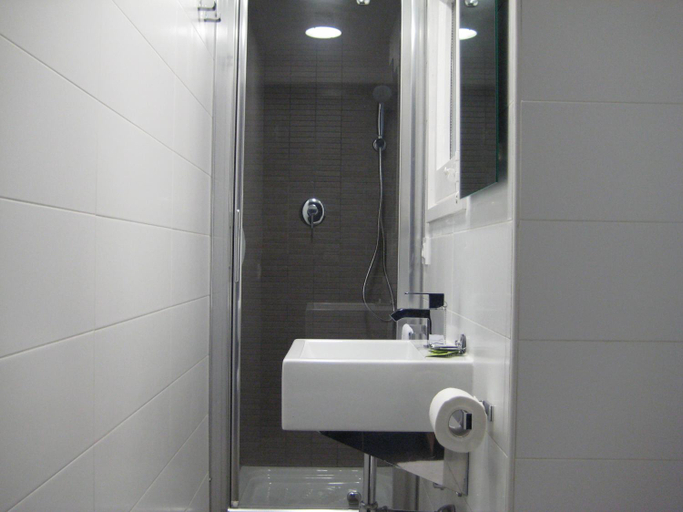 Bathroom 3, Putxet by gaiarooms, Barcelona