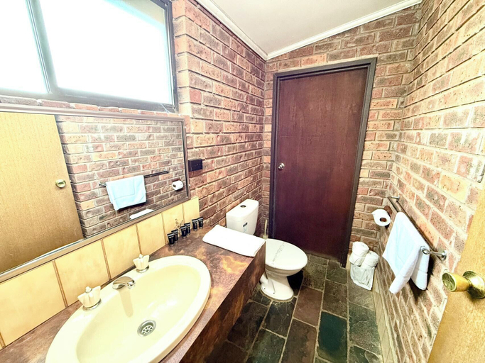 Bathroom 3, Redgum Motel, Murray