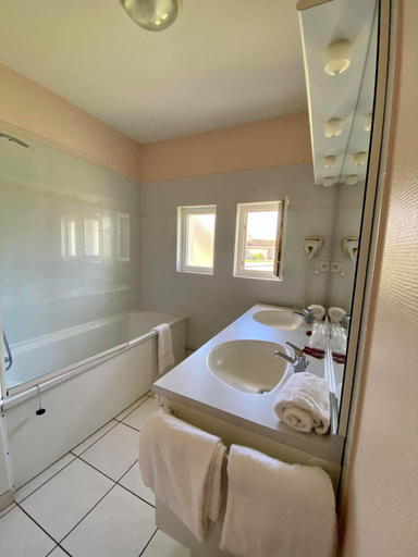 Bathroom 3, Hotel Restaurant La Dame du Lac, Lot-et-Garonne