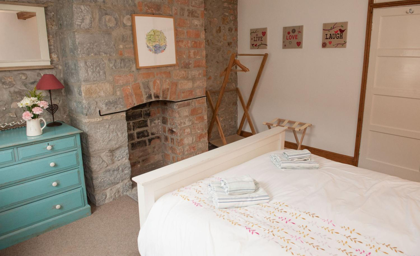 Bedroom 2, Teal House - Free parking permit & 250m level walk to the beach, Dorset