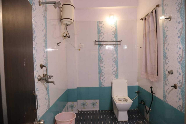 Bathroom, sk kathiyawadi hotel & restaurant, Udaipur