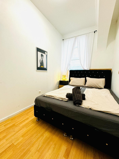 Bedroom 4, 10 Economy Rooms-Shared Bath & Kitchen, Wien