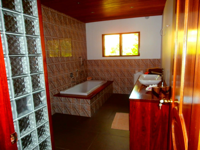 Bathroom 2, Korovesi Sunshine Villas, Cakaudrove