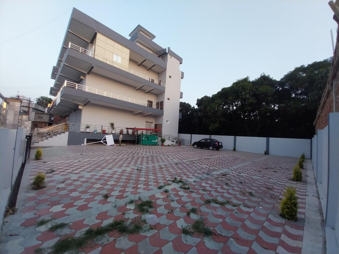 Exterior & Views