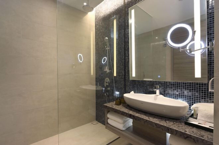 Bathroom 18