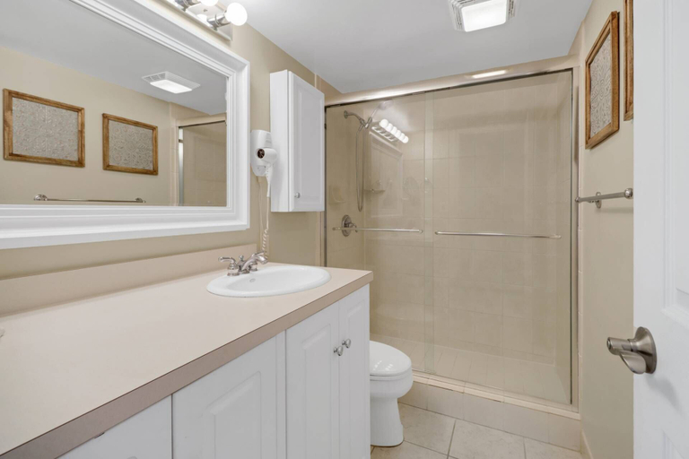 Bathroom, Beach & Tennis 4503, Collier