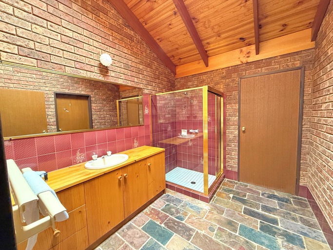 Others 5, Redgum Motel, Murray