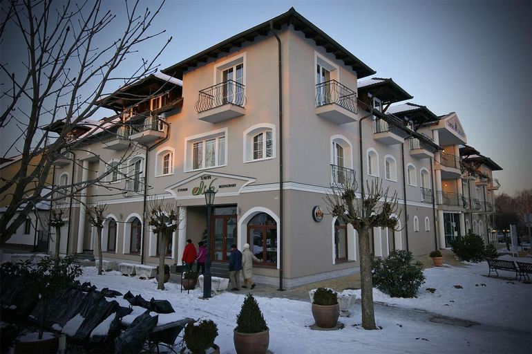 Exterior & Views