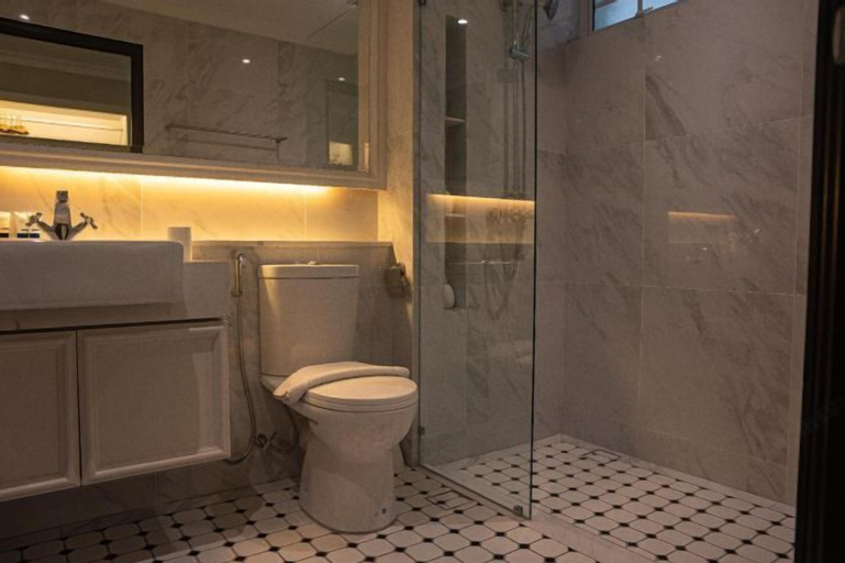 Bathroom 10
