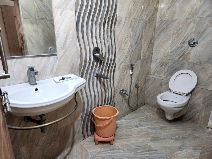 Bathroom 3, Hotel Kaveri, Kaushambi