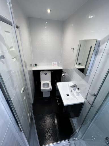 Bathroom 2, Caer Menai, Gwynedd
