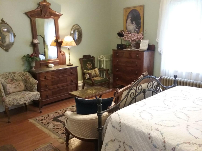 Bedroom 2, Hanover House Bed and Breakfast, Niagara