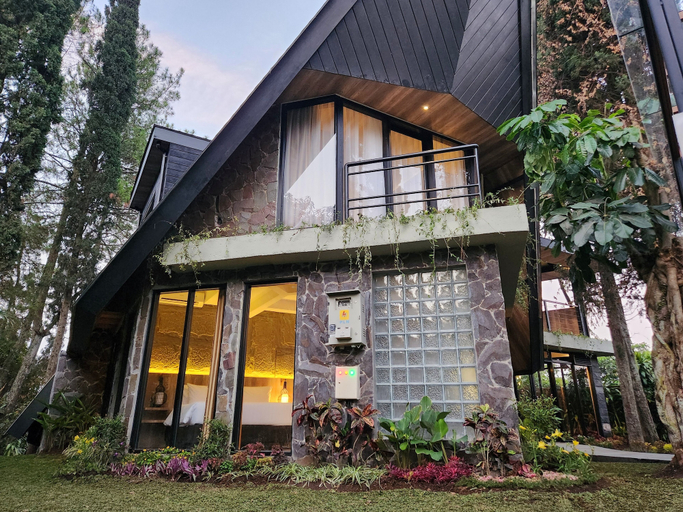 Exterior & Views 2, Villa 4-BR Klub Bunga No. 4 Batu Malang, Malang