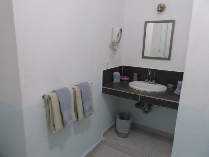 Bathroom 2, Claro de Luna, Cozumel