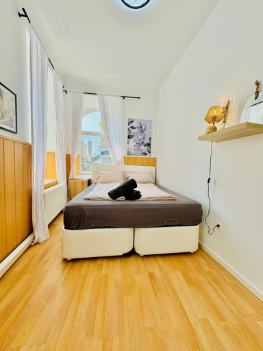 Bedroom 3, 10 Economy Rooms-Shared Bath & Kitchen, Wien