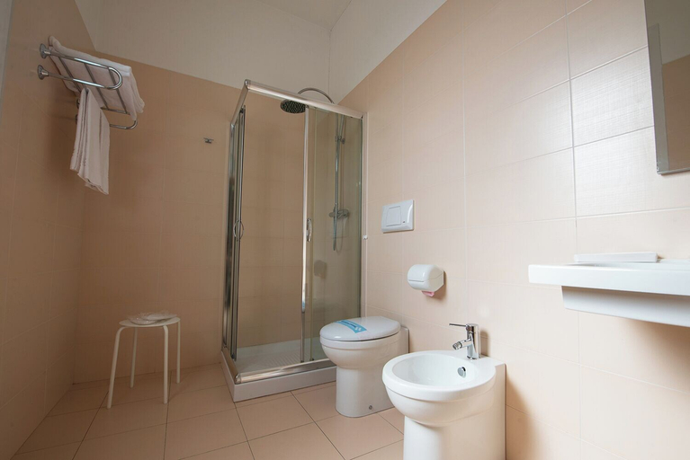 Bathroom 5, Hotel Formula Int & Puravita SPA, Rovigo