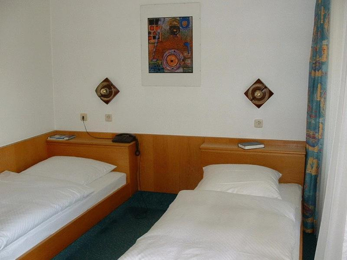 Bedroom 2, Hotel Koch Maingau, Offenbach