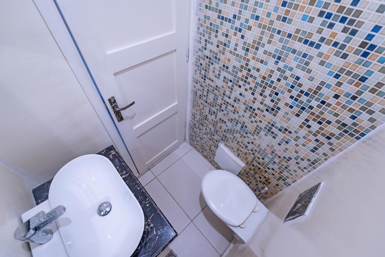 Bathroom 3, Villa Magnum, Wouri