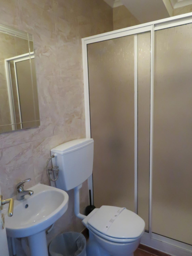 Bathroom 2, A Ponte Marques de Pombal, Lisbon