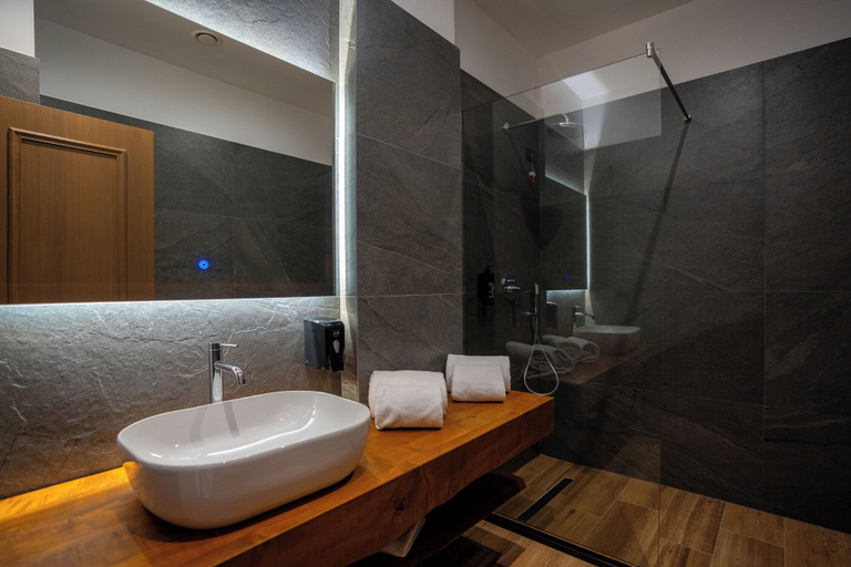 Bathroom 4, Porta e Alpeve, Malësi e Madhe