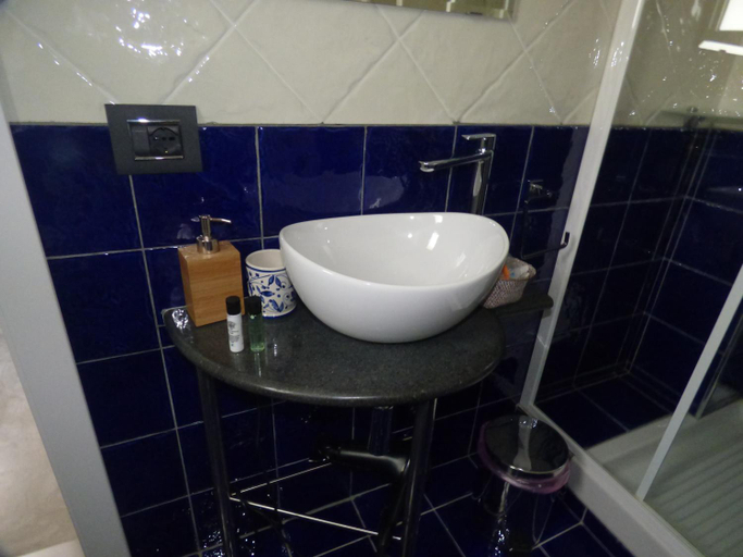 Bathroom 2, Conte di Morelia, Salerno
