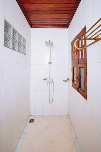 Bathroom 3, JUMBA LA TRENI, Mjini