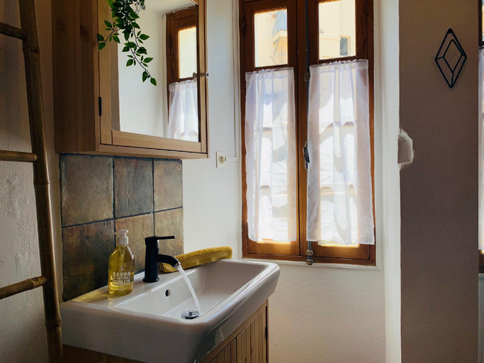 Bathroom 16