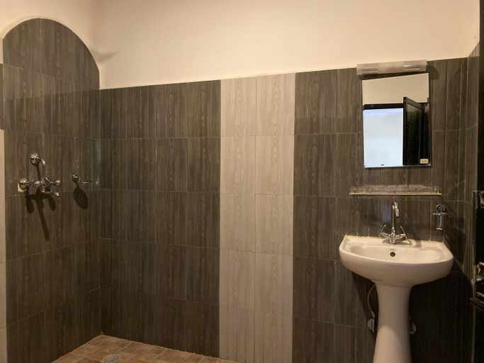 Bathroom 2, Pokhara Cottage, Gandaki