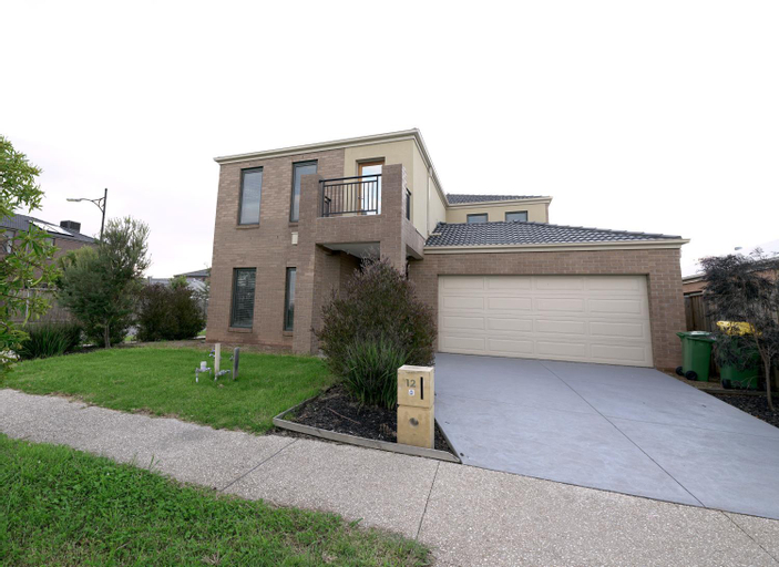 6 Bedrooms Contemporary Big House at Pakenhem, Cardinia - Pakenham