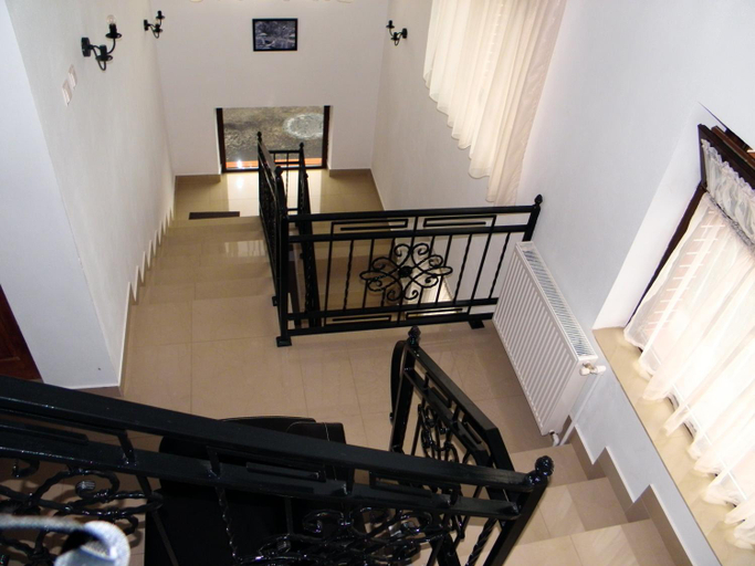 Others 2, Pensiunea Platinum, Dragutesti
