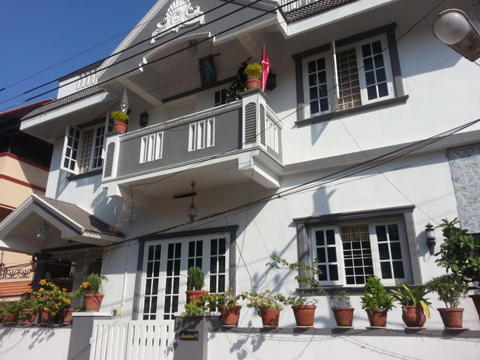 Exterior & Views